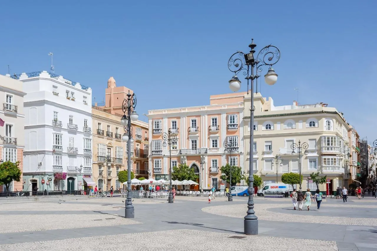 Apartamento Con Patio En Cadiz Centro